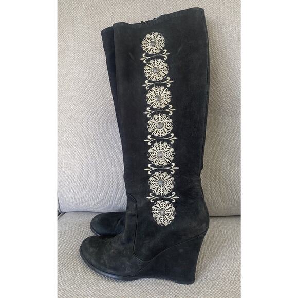 Kenneth Cole Italy Tall Wedge Boots Women’s 8.5, Black Leather Embroidered 39.5 - Picture 3 of 13